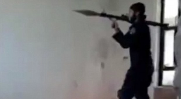 Isis, terrorista prova a sparare con un lanciarazzi: il risultato è disastroso