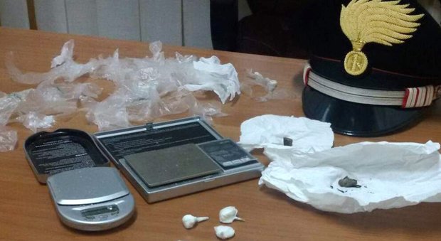 Cocaina e kit per le dosi in casa cinquantenne arrestato nel Cilento