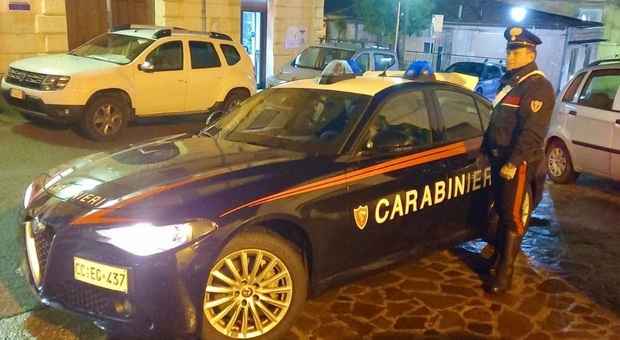 Si barrica in casa e prova a disfarsi della droga bloccato dai carabinieri