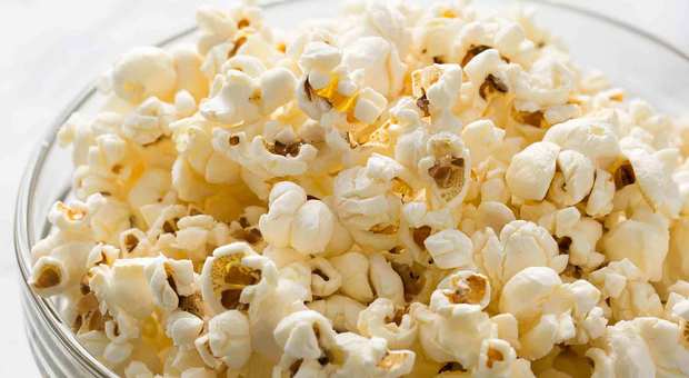 Popcorn incastrato fra i denti, rischia di morire a 41 anni per un'infezione rarissima