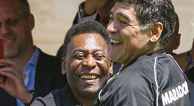 Pelè compie 80 anni, gli auguri di Maradona: «Felice compleanno, Re»
