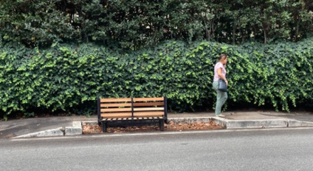 Roma, il divano abbandonato per strada diventa una panchina (e nessuno lo rimuove)