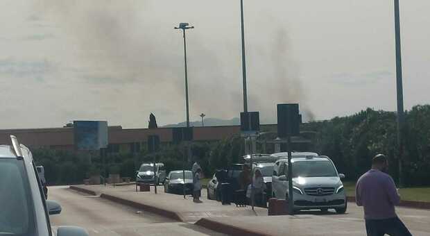 Incendio vicino all'aeroporto di Olbia, scalo chiuso e voli dirottati