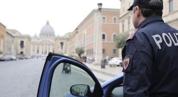 Roma, finta malata chiede elemosina a San Pietro: denunciata