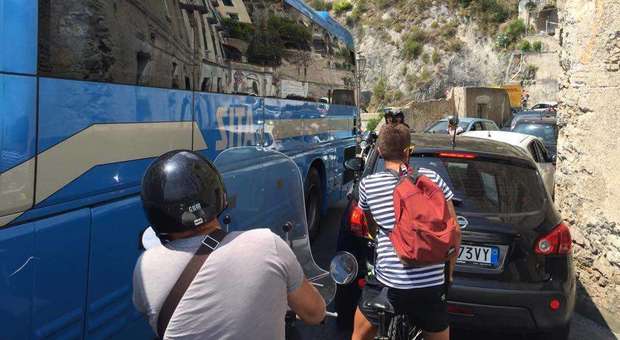 Traffico in costiera amalfitana, stop ai bus turistici non prenotati