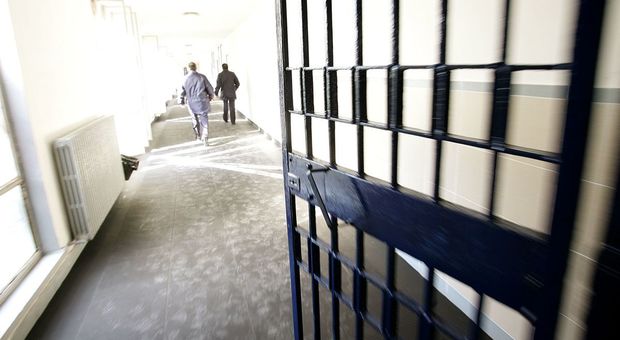 Pesaro, il detenuto assale gli agenti di custodia e ne manda due all'ospedale Pesaro, il detenuto assale gli agenti di custodia e ne manda due all'ospedale
