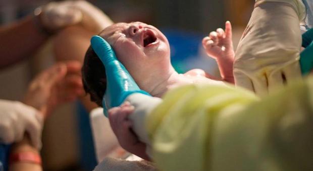 Coronavirus, in Ucraina mamma muore subito dopo il parto: era stata infettata da medici e infermieri senza mascherina