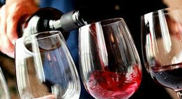 Controlli anti Covid a Chiaia, blitz nell'enoteca in via Pontano: multati tre clienti che degustavano vini