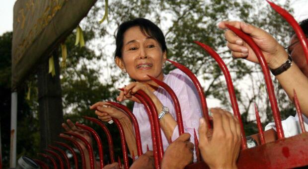 Aung San Suu Kyi lascia il carcere, la 78enne premio Nobel per la pace trasferita ai domiciliari per il caldo