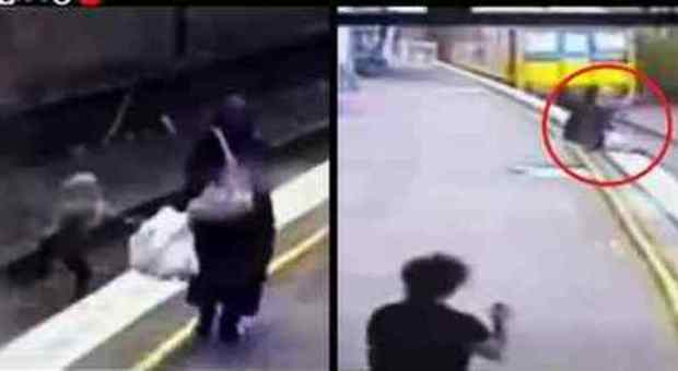 Bimbo sui binari, donna «eroe» lo salva un attimo prima che arrivi il treno