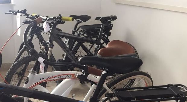 Pesaro, ragazzini le rubano di nuovo la bicicletta: «Ma quale bravata»
