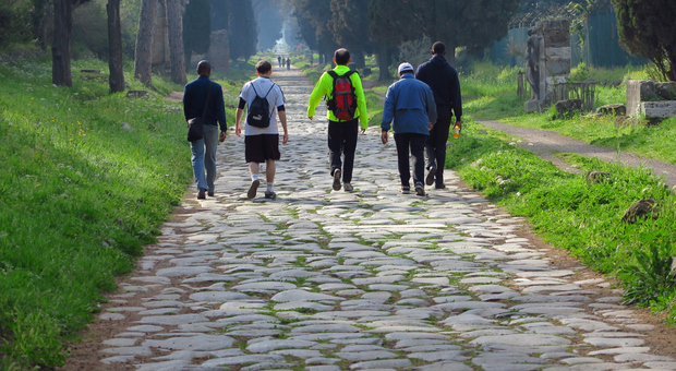 Camminatori sulla Via Appia Antica