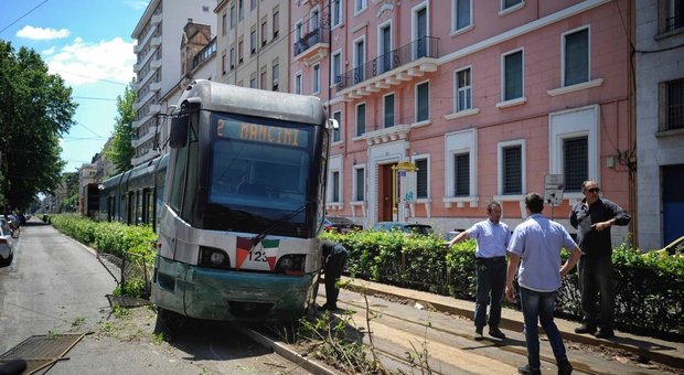 Roma, tram deraglia sulla Flaminia: paura tra i passeggeri