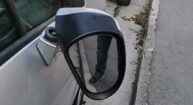 A Jesi vandali scatenati: distrutti gli specchietti di cinque auto. I proprietari: «Ecco cosa dobbiamo subire»