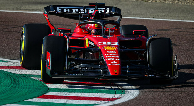 La Ferrari SF-23 nei primi giri sulla pista di Fiorano