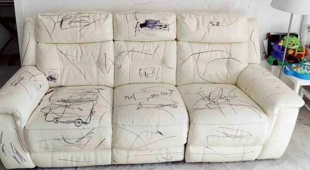 Mette in vendita il divano scarabocchiato dal figlio: «Non c'è niente di sbagliato, tranne quello che vedi». Ecco quanto costa