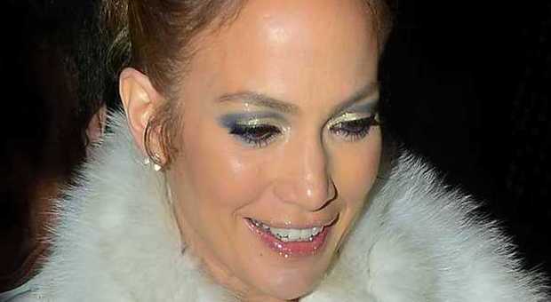 Jennifer Lopez sbaglia outfit: tuta gialla e pelliccia all'uscita dal ristorante