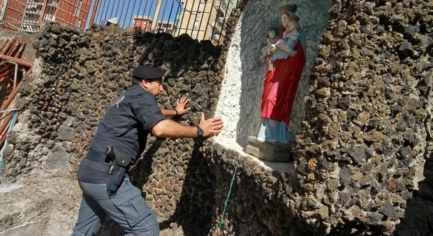 Spaccia droga davanti alla chiesa: arrestato pusher a Capodichino