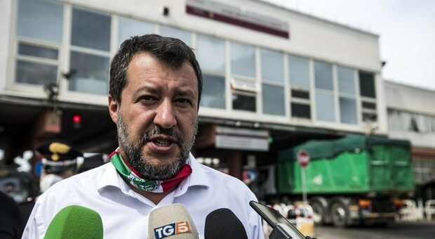 Lega, per Salvini blitz a Giugliano: «Obiettivo campi rom zero in Italia»
