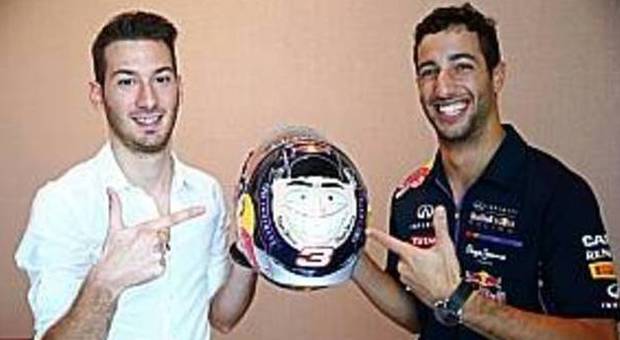 Andrea Menardo (a sinistra) con il pilota della red Bull Daniel Ricciardo