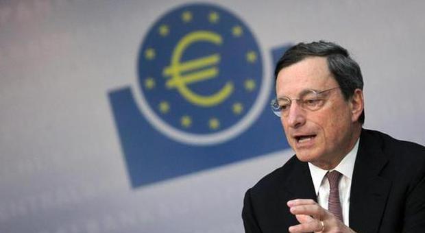 Draghi: «Crescita graduale Eurozona ma i tassi resteranno in calo a lungo»