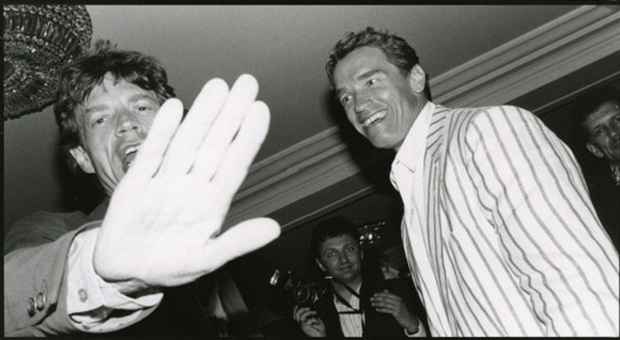 Mick Jagger e Arnold Schwarzenegger, ph Jean Pigozzi, Hôtel du Cap, Antibes, 1990