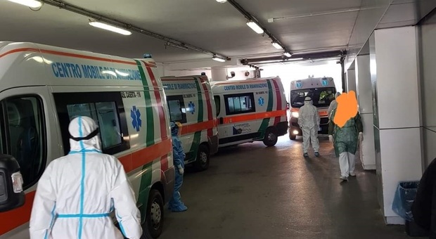 Napoli, baby gang assalta un'ambulanza dopo un intervento Covid e un ragazzino si appende sul tettino