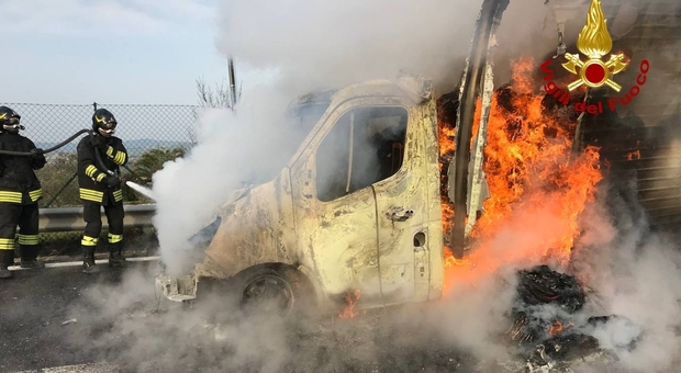Il furgone in fiamme sulla E45 nella foto dei vigili del fuoco