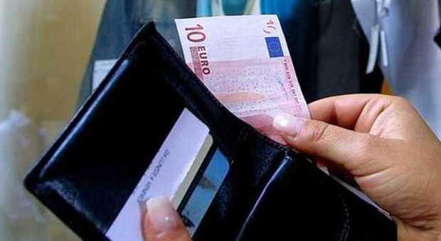 Insegnante ruba 35 euro dalla borsa di una sua collega: denunciato