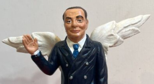 Berlusconi diventa un angelo nella via dei presepi di Napoli: prodotta nuova statuetta del Cav con le ali divine