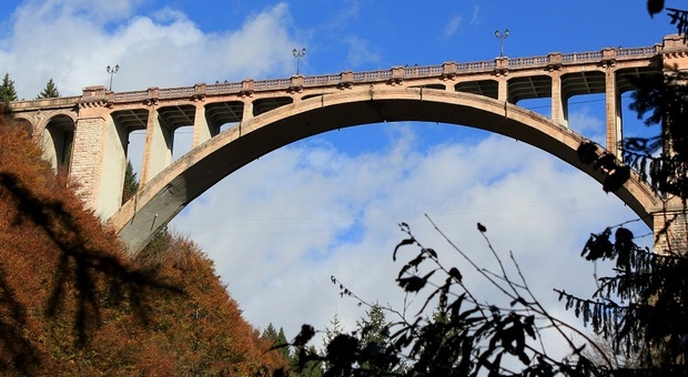 Nuovo suicidio dal ponte di Roana: è una padovana di 56 anni