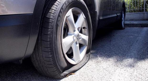 Buca pneumatici per derubare gli automobilisti: arrestato napoletano