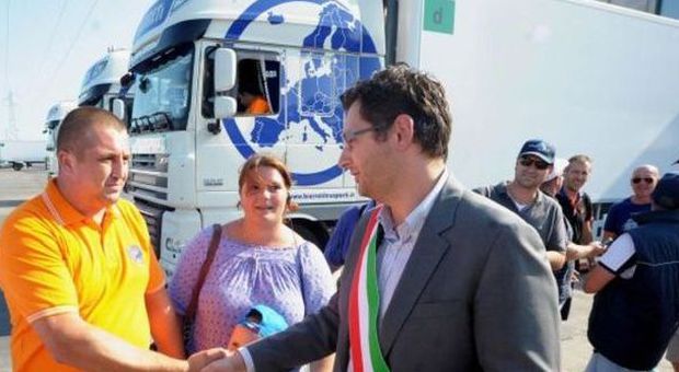 Ion, appena rientrato dall'Olanda, stringe la mano al sindaco di Porto Viro (foto Sandri)