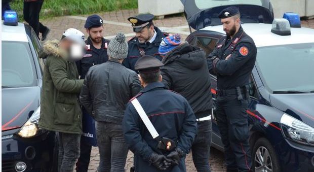 Un controllo anti-bullismo dei carabinieri davanti a un istituti scolastico della Sinistra Piave