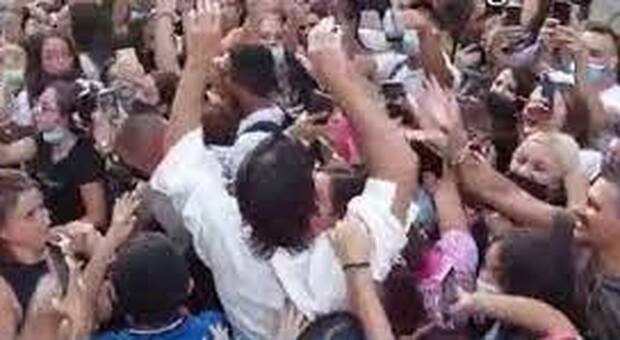 Can Yaman, “paura” per il bagno di folla a Palermo: le fan lo circondano e gli impediscono di salire in macchina