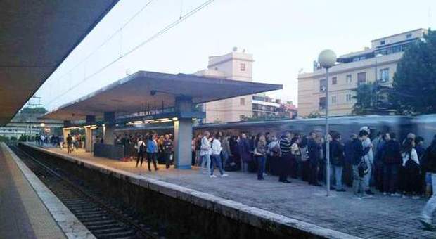 Roma-Lido, treno rotto e corto circuito: un'altra giornata di disagi per i pendolari