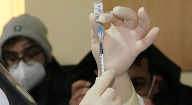 Vaccini nel Napoletano: introdotto l'obbligo di prenotazione nei comuni dell'Asl Napoli 3 Sud per le terze dosi