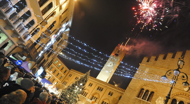 Fuochi d'artificio in piazza dei Signori a Treviso per il Capodanno 2015