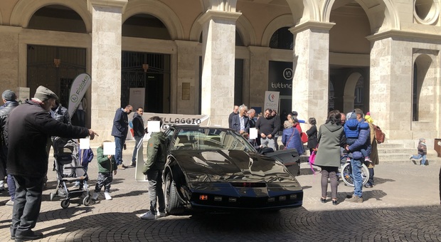 Macerata, arriva "Kitt" in piazza: tutti in posa per i selfie con Supercar