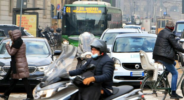 Smog, 60 città fuorilegge: a Roma e Milano inquinamento alle stelle nonostante il lockdown