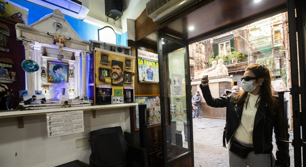 Napoli, il bar del capello di Maradona vicino alla chiusura: «Conti in rosso»