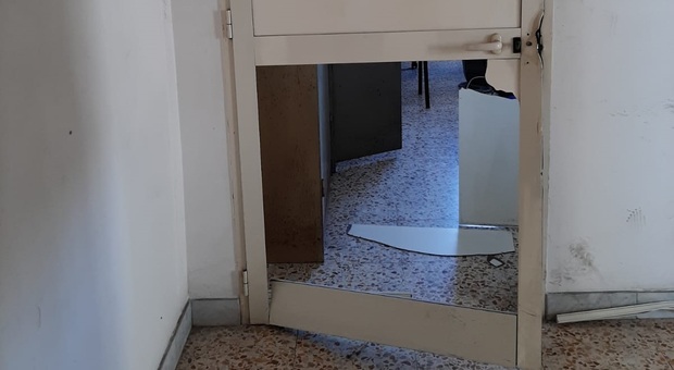Napoli, raid negli uffici della sede municipale di Barra: pc salvi, è giallo