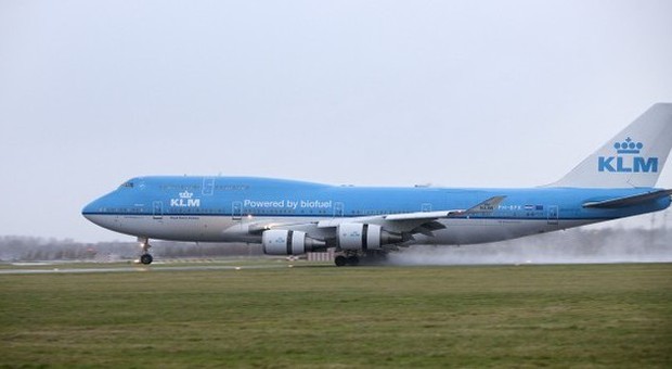 Paura sul volo KLM da Amsterdam: «Vediamo sbuffi di fumo dalla stiva»