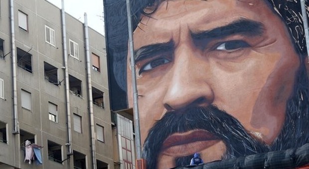Maradona «appare» nel Bronx: completata la prima parte del murales di Jorit