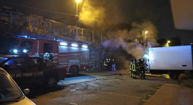 Furgone in fiamme, tragedia sfiorata e tensione a Torre del Greco