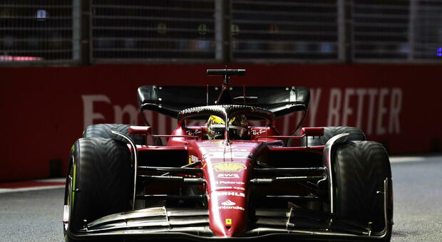 Leclerc con la Ferrari conquista la pole nel Gp di Singapore. Quarto Sainz e Verstappen ottavo