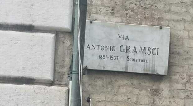 La targa sulla via anconetana: Gramsci scrittore. Non era più famoso come politico?
