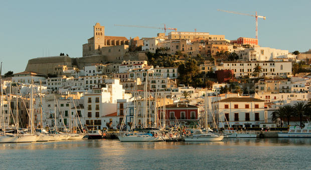 Barista di 43 anni trovato morto nella camera della pensione a Ibiza