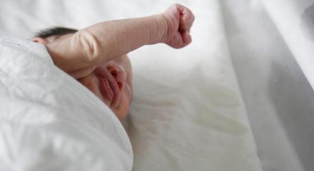 Napoli, bimba di sei mesi muore soffocata nella culla per un rigurgito di latte