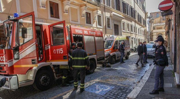 Campo de' Fiori, si getta dal balcone per sfuggire alle fiamme in casa: muore donna di 66 anni